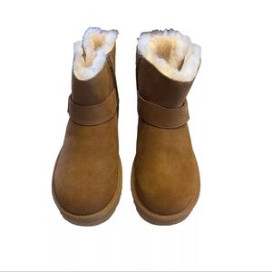 Authentic women’s UGG Bailey Graphic Logo Strap Size 6